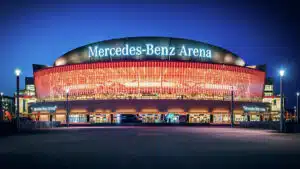 Mercedes-benz Arena illuminé
