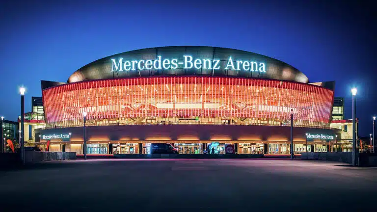 Mercedes-benz Arena illuminé